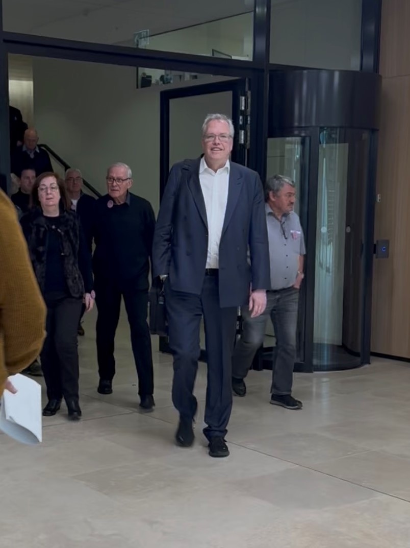 Dr. A. Sch�tte mit der Gruppe auf dem Weg zum Abgeordnetengespr�ch (Foto: Team Sch�tte)