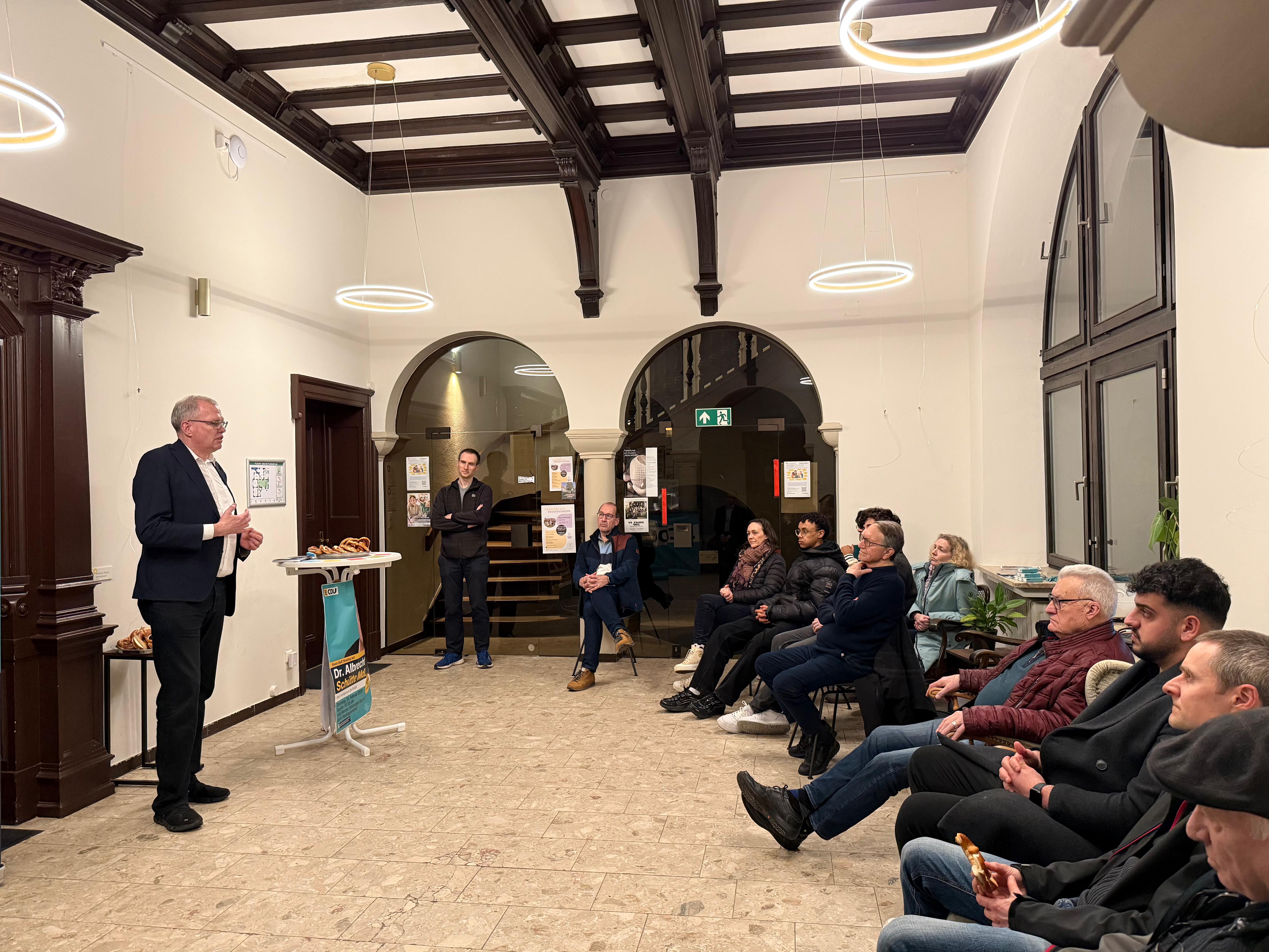 Dr. Albrecht Sch�tte MdL in Neckargem�nd: Austausch in der Villa Menzer (Foto: Team Sch�tte)