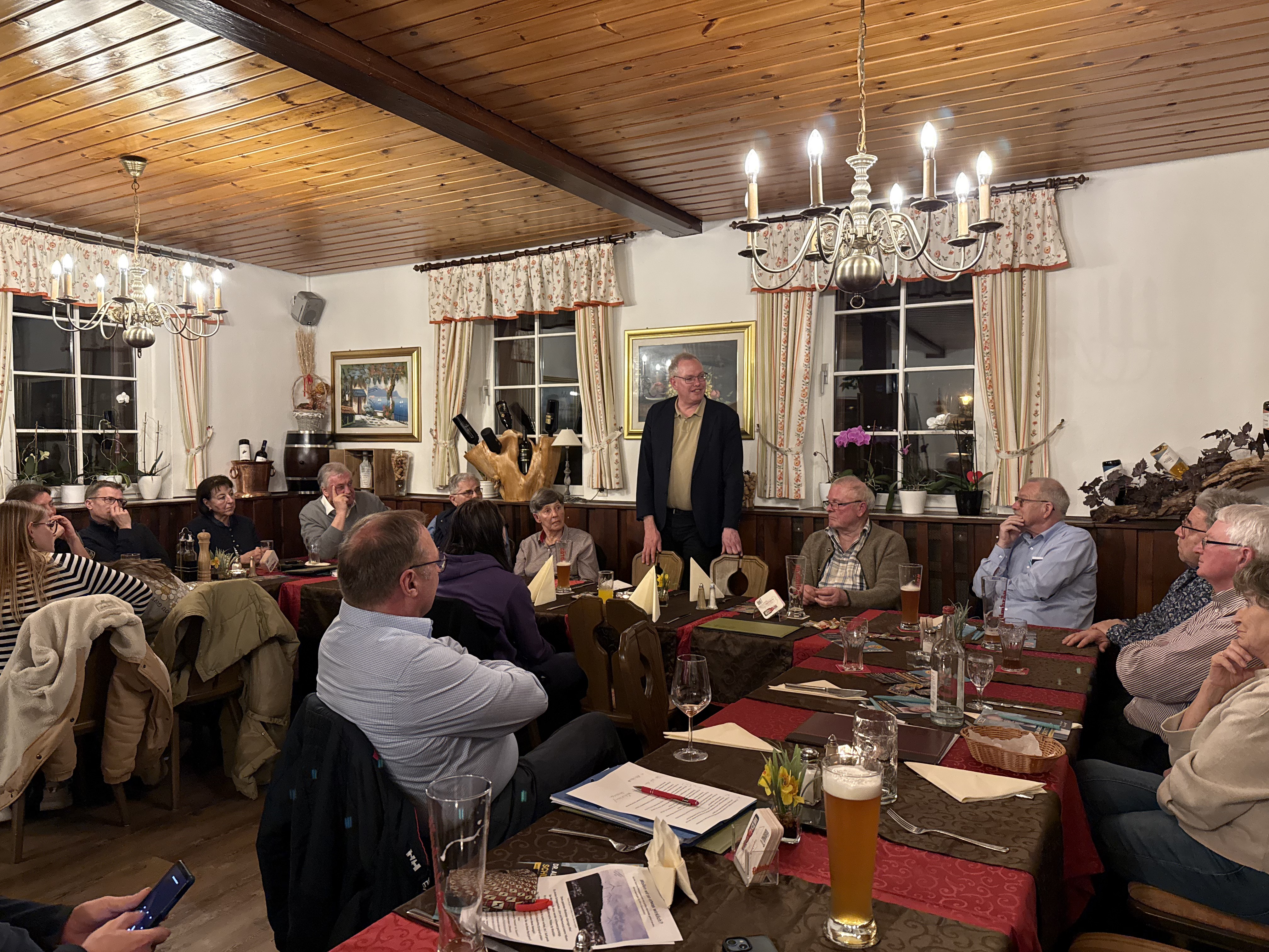 Dr. Albrecht Sch�tte MdL in Sch�nau-Altneudorf: Austausch mit interessierten B�rgerinnen und B�rgern (Foto: Team Sch�tte)
