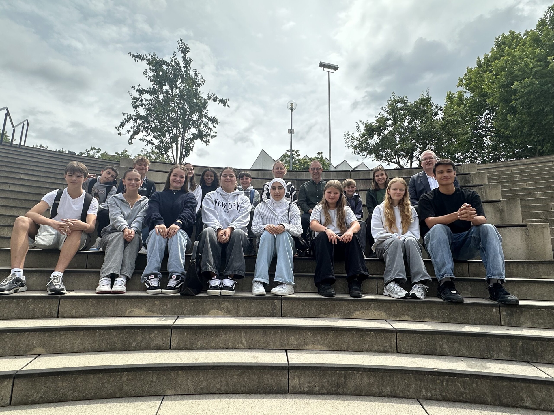 Gruppe der Schlerinnen und Schler mit ihren Lehrkrften und A. Schtte auf den Treppen des Besucher- und Medienzentrums.